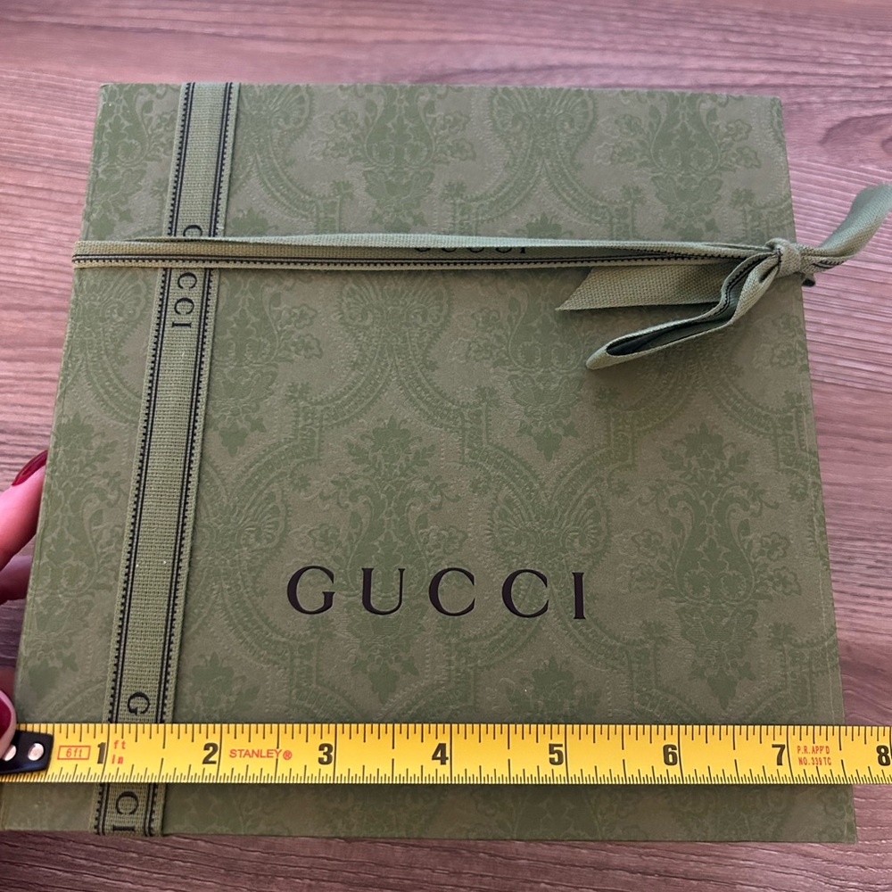 Gucci Gift Box (Medium) + Ribbon - Picture 6 of 8